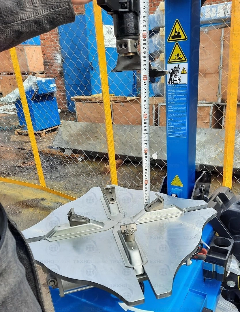 Фото-17624 Станок шиномонтажный автомат с приспособлением 