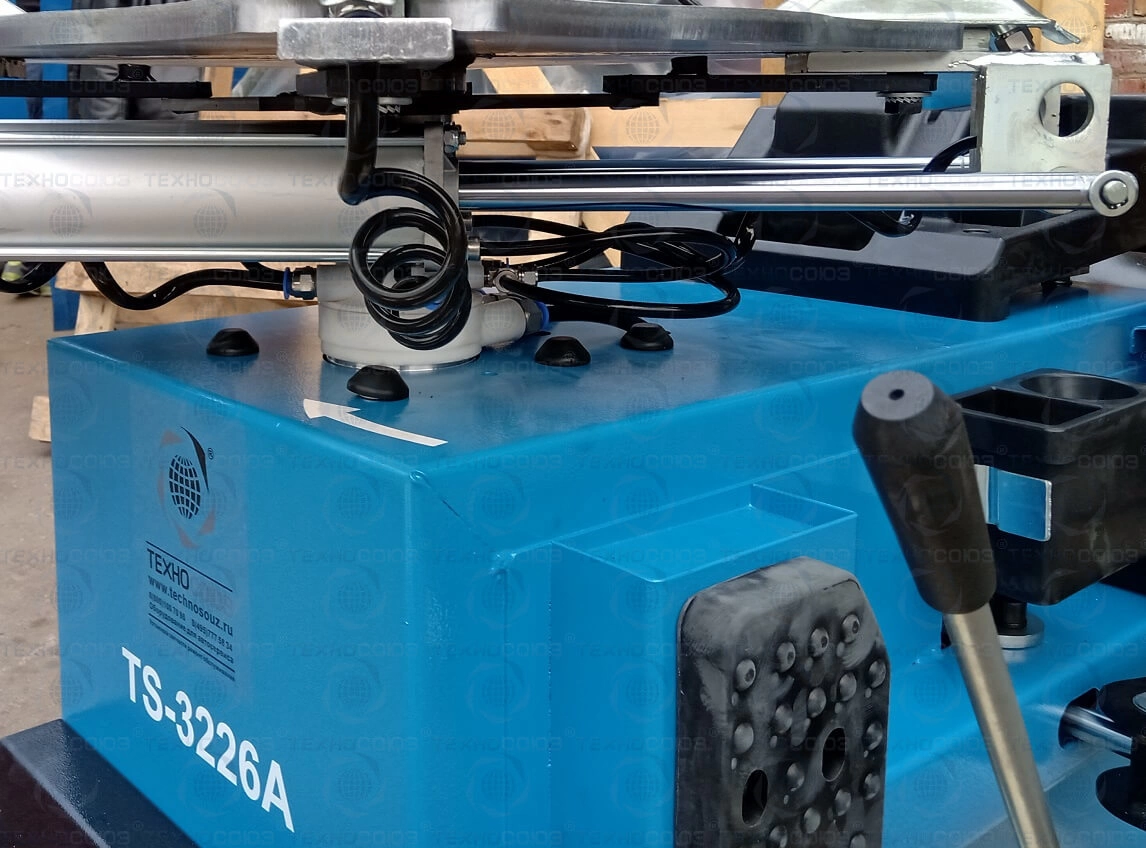 Фото-17633 Станок шиномонтажный автомат с приспособлением 