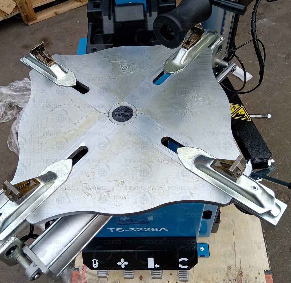 Фото-17645 Станок шиномонтажный автомат с приспособлением 