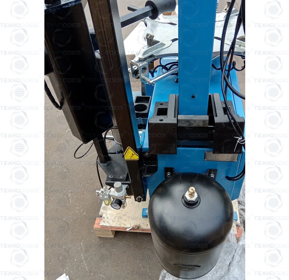 Фото-17657 Станок шиномонтажный автомат с приспособлением 