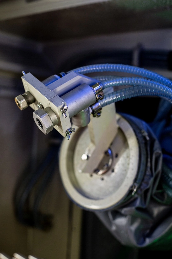 Фото-14491 Установка гидроабразивной обработки, очистки, роботизированная, 8 управляемых осей, КС-150РГ/АЖО