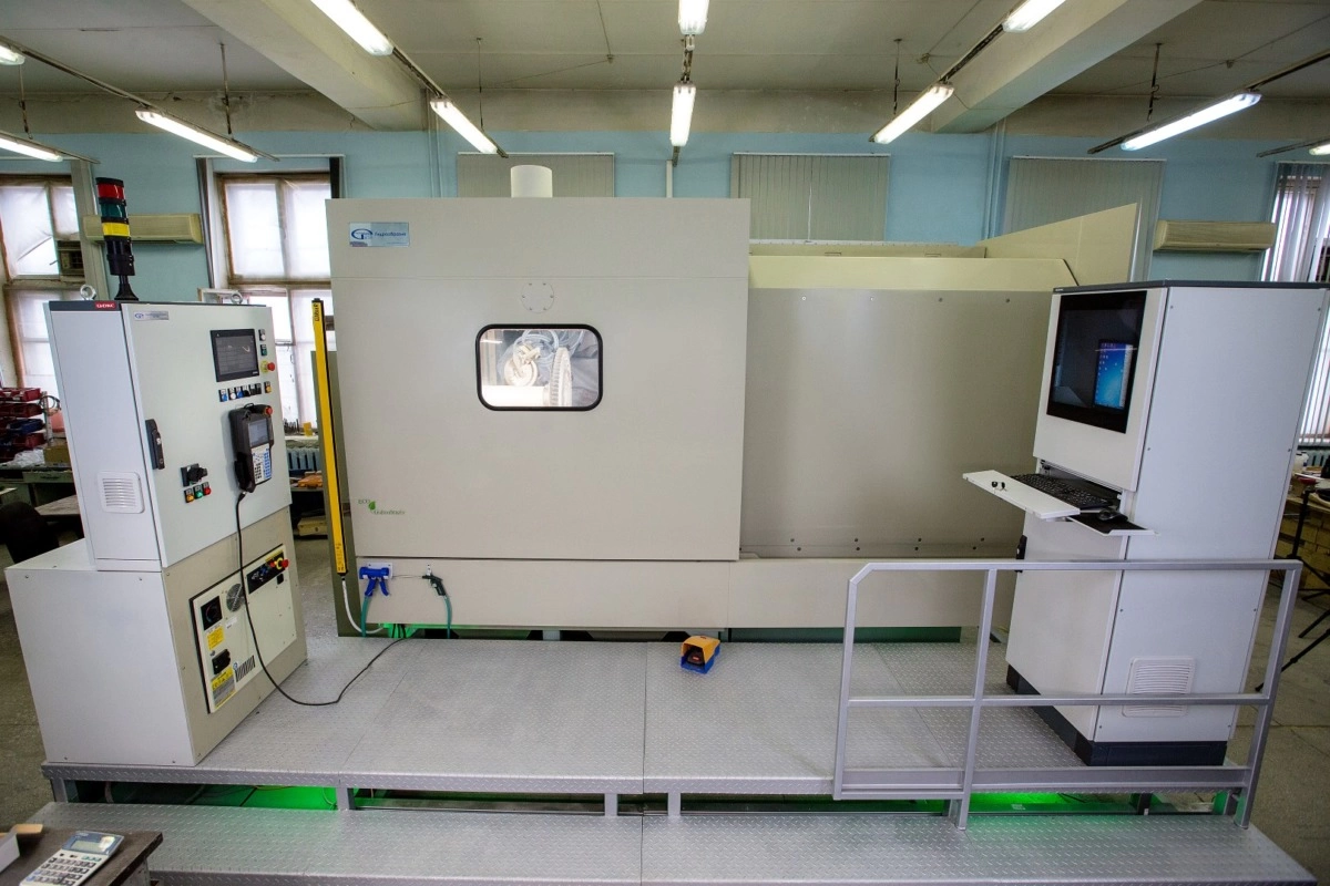 Фото-724 Установка гидроабразивной обработки, очистки, роботизированная, 8 управляемых осей, КС-150РГ/АЖО