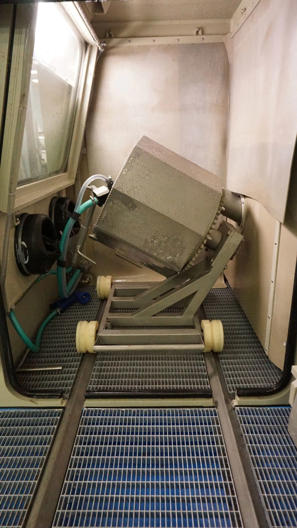 Фото-14656 Установка гидроабразивной очистки с галтовочным барабаном, тележкой с вращающимся столом, сменными абразивными конусами КС-100ТГ/СК