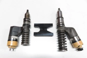 Фото-1588 DL-UIS30880 Адаптер-держатель форсунок Caterpillar C12, С15 в тисках